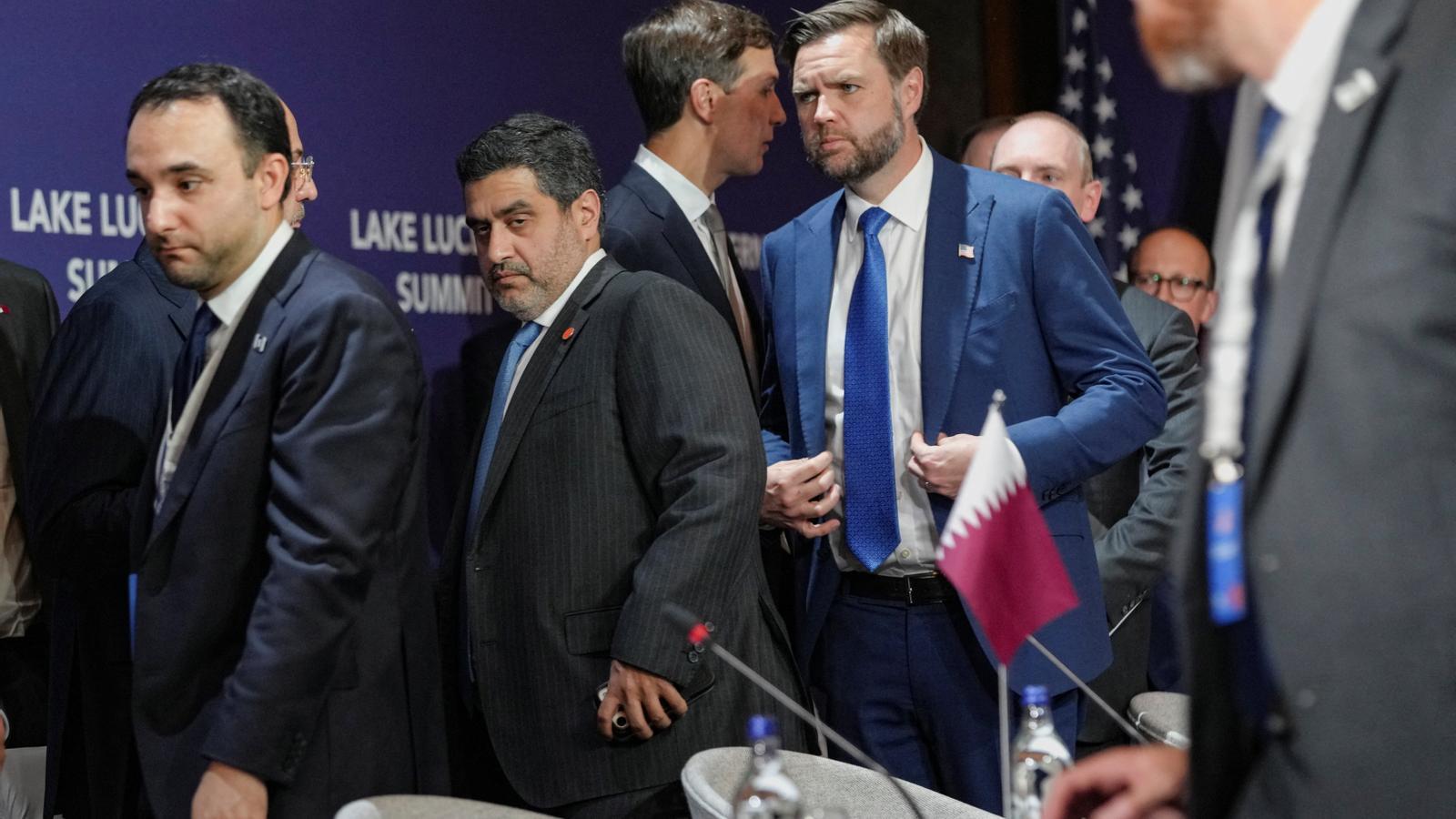 El vicepresidente norteamericano Vance atendiendo a las conversaciones indirectas con Irán, en Suiza.