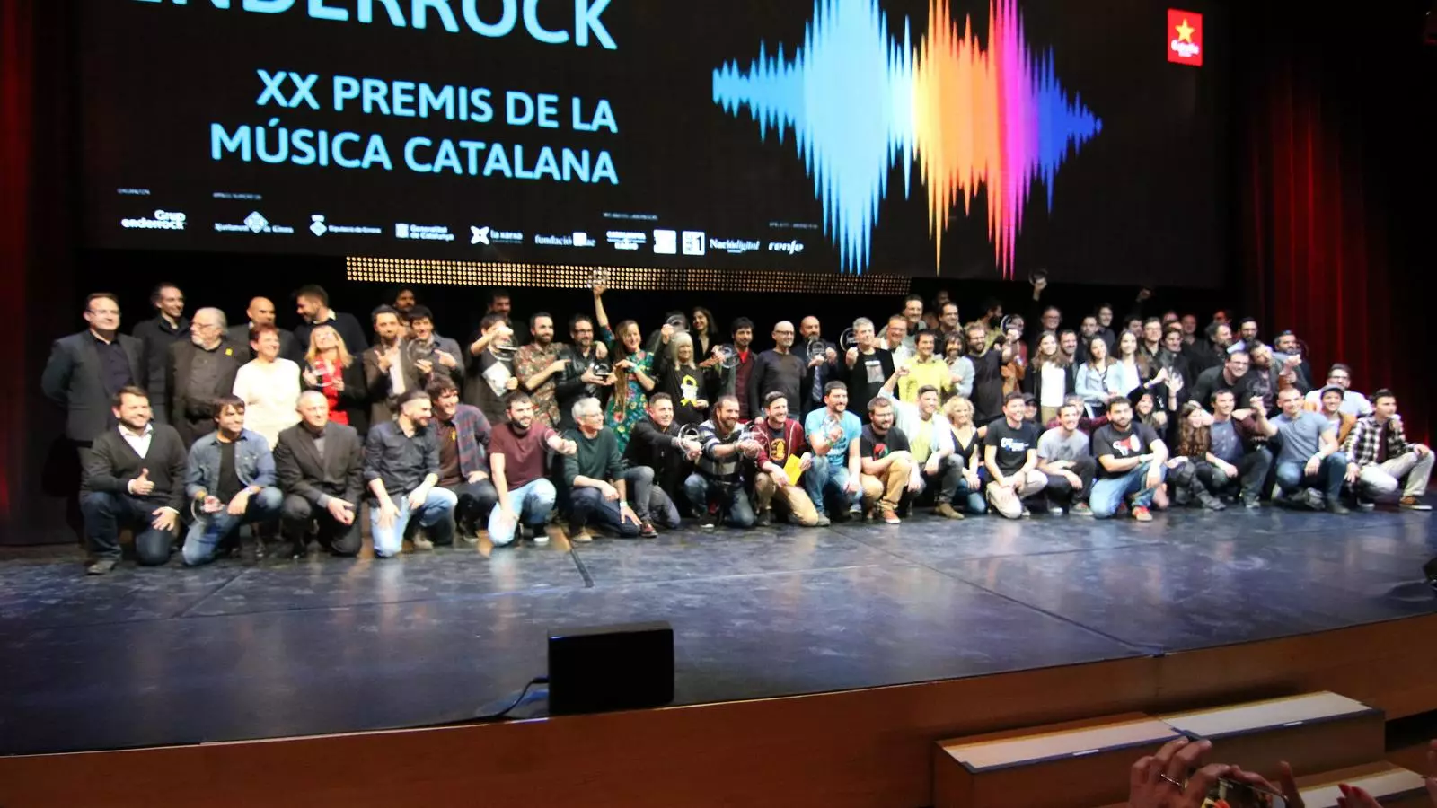 La foto de família de premiats als Premis Enderrock 2018.