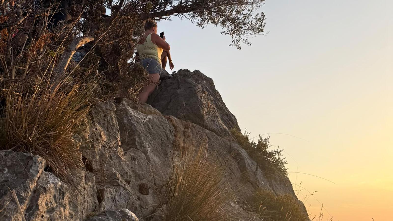 Diverses persones cerquen un punt elevat a la Serra per observar l’eclipsi.