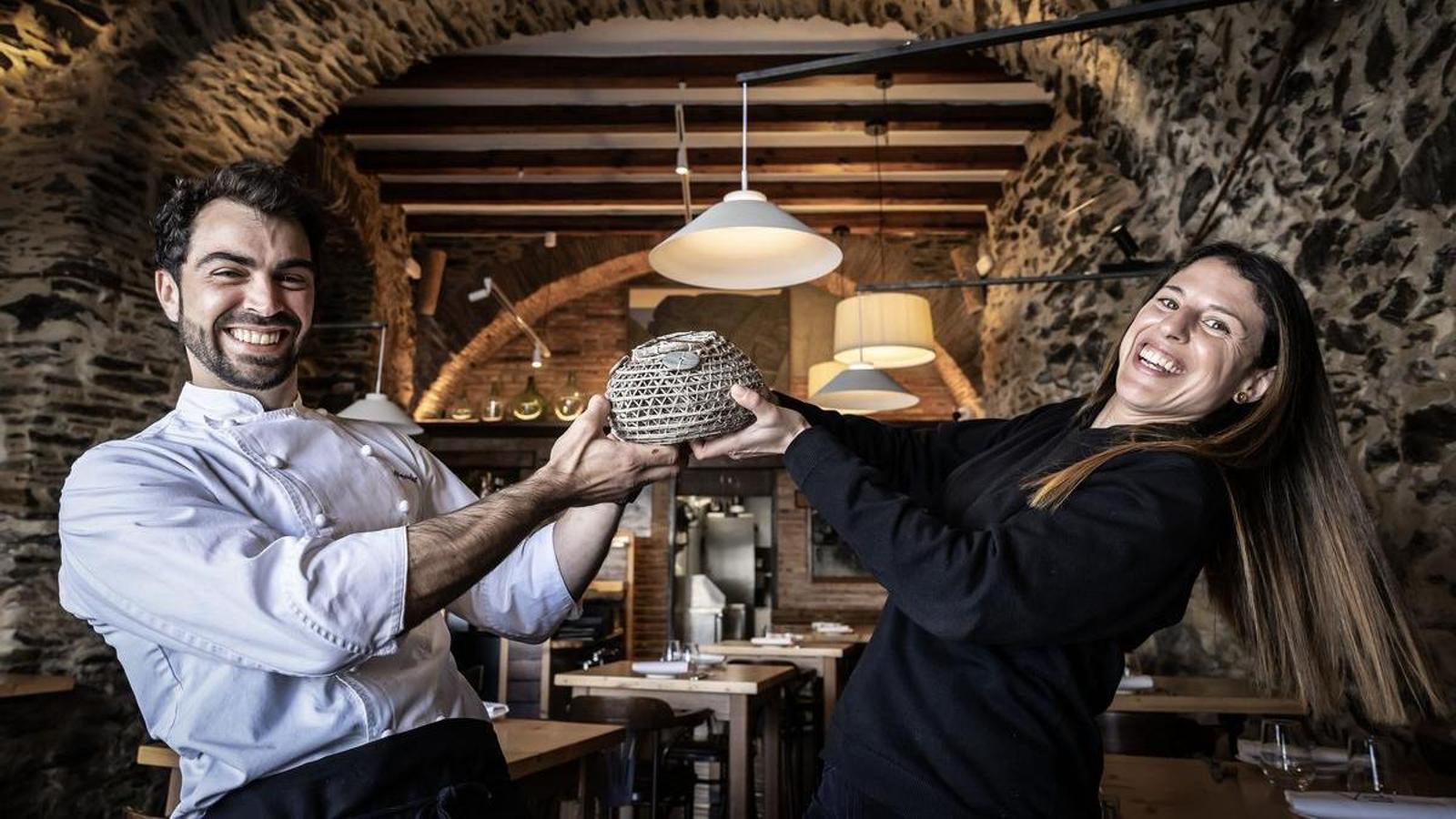 Alexandre Vehi y Monica Font con una gamba artesanal en las manos, en el restaurante Vincle de Cadaqués.