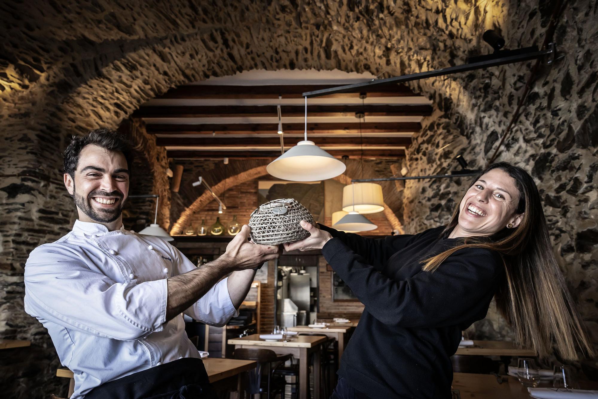 Alexandre Vehi i la Monica Font amb una gambina artesanal a les mans, al restaurant Vincle de Cadaquès.