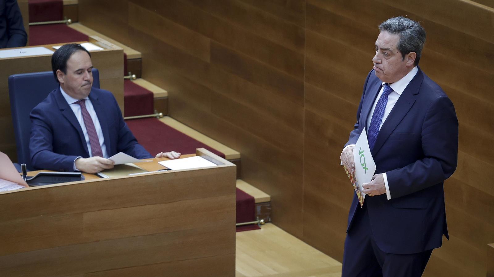 The spokesperson for Vox, José María Llanos, and the head of the Council, Juanfran Pérez Llorca, during a control session of the executive.