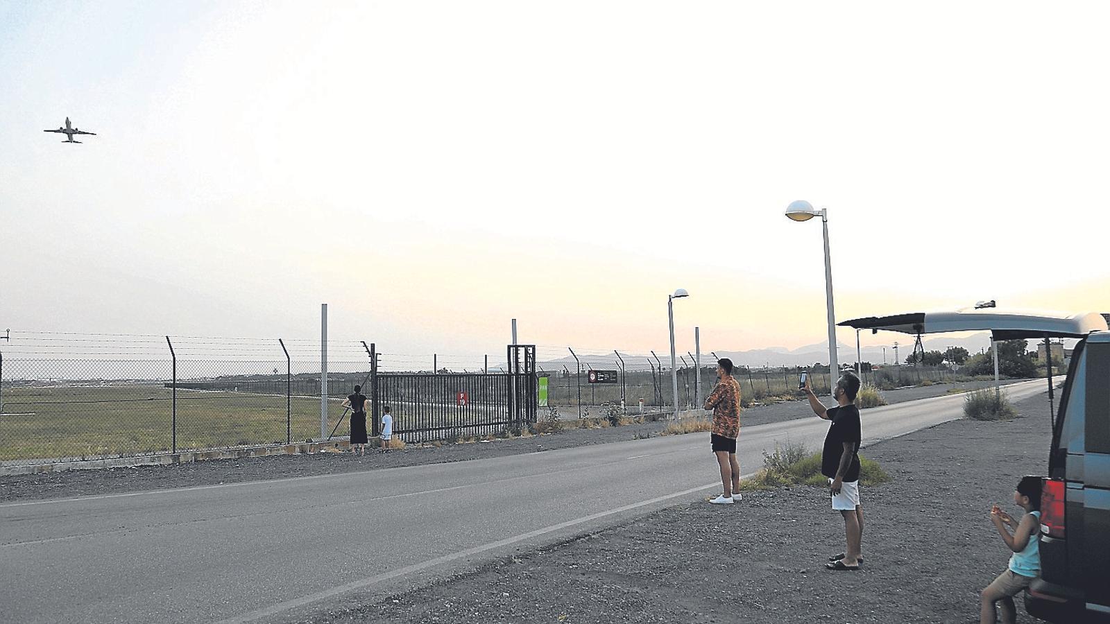 Aficionats als avions s’apleguen sovint als voltants de l’aeroport de Son Sant Joan per contemplar-los anar i venir.