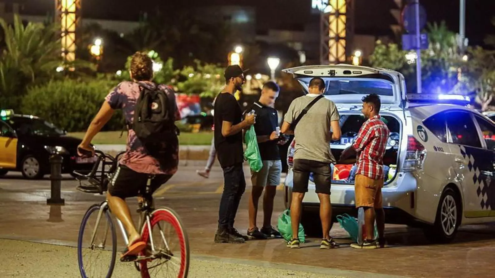 Agents de paisà identificant dos nois en el dispositiu de seguretat al Port Olímpic després de l'augment de la inseguretat a la zona detectat l'estiu de 2019