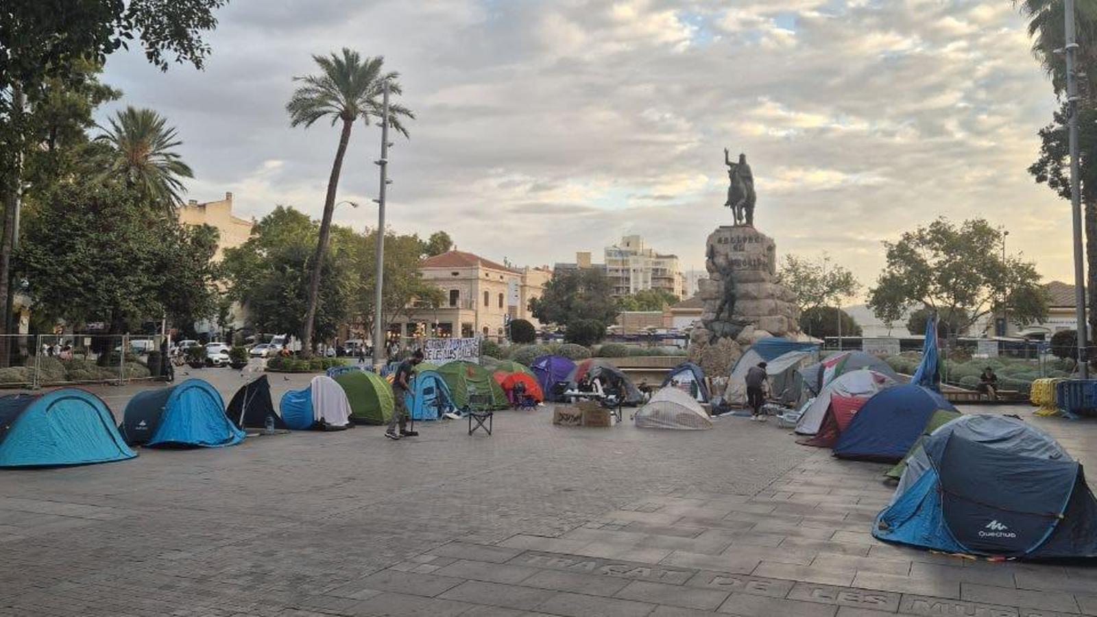 L'acampada per l'habitatge a Palma ha despert amb més tendes d'acampada que la primera nit
