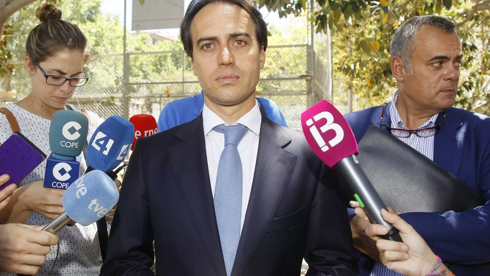 Álvaro Gijón oferint una roda de premsa, després de declarar davant el jutge.