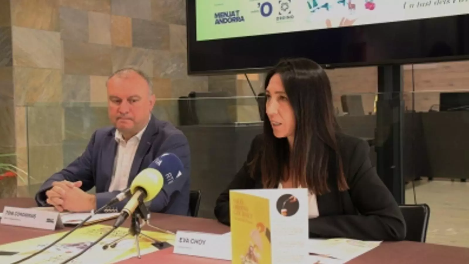 L'editor de 'Menja't Andorra' Toni Corominas i la cònsol menor d'Ordino Eva Choy.