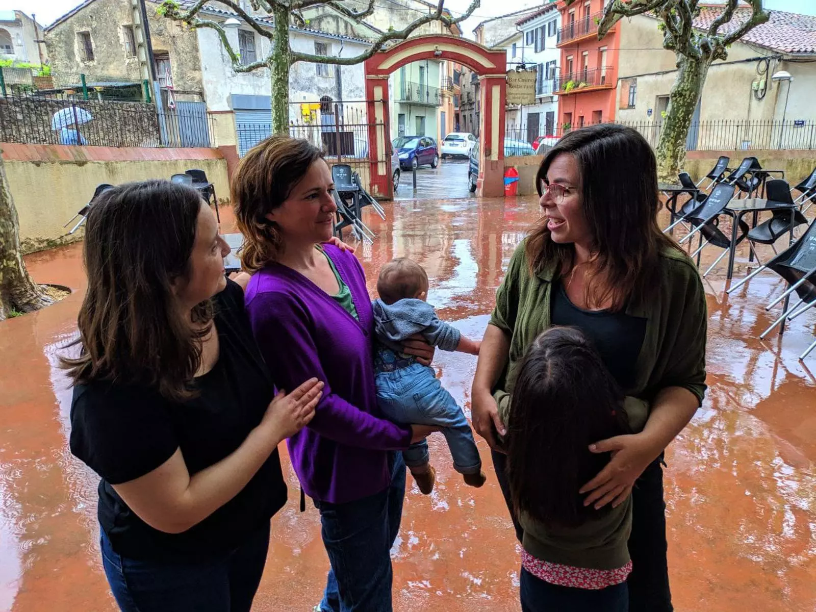 Les autores del conte, Maria Sàbat, Roser Reyner i Georgina Artigas al Casino de Tortellà el dia que van començar la campanya de Verkami