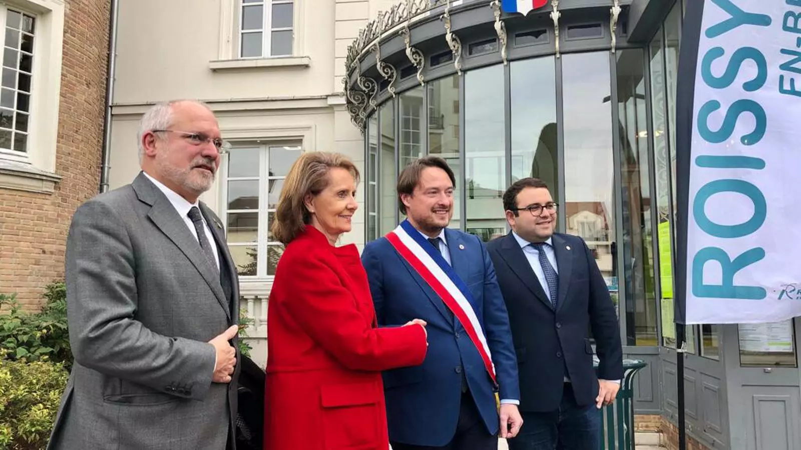 L'exconseller Lluís Puig, la consellera de Cultura, Mariàngela Vilallonga, i l'alcalde de Roissy-en-Brie, François Bouchart, entre altres, durant l'homenatge