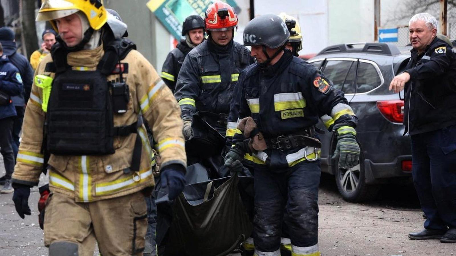 Els equips de rescat transporten el cos d’una persona morta en un atac rus a Dniprò, Ucraïna.