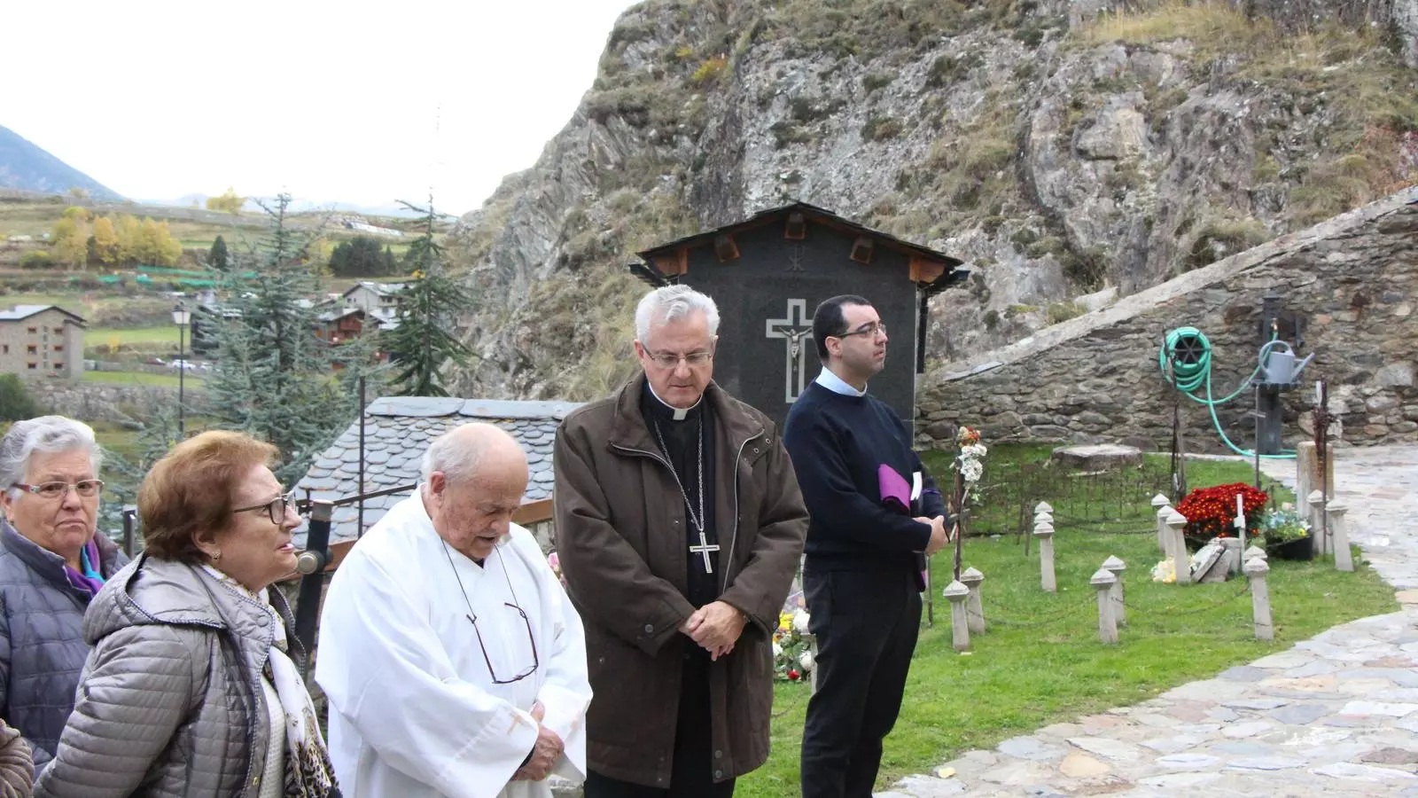 Joan-Enric Vives durant la visita el cementiri de l'església de Sant Serni. / A.S.