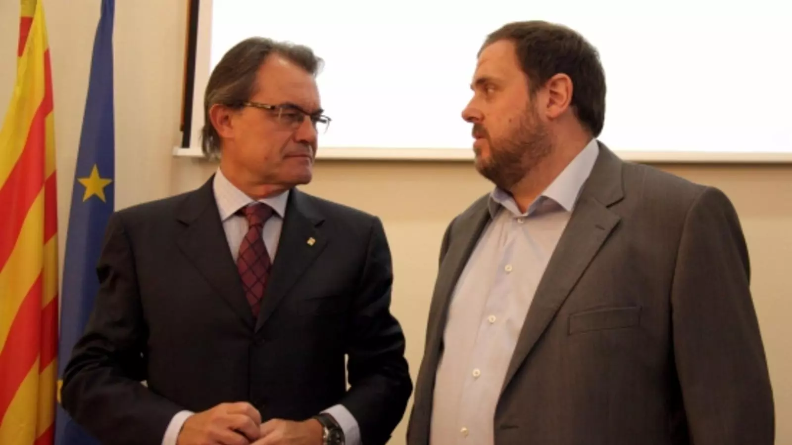 El president de la Generalitat, Artur Mas, amb l'alcalde de Sant Vicenç dels Horts i president d'ERC, Oriol Junqueras, durant una recepció al consistori