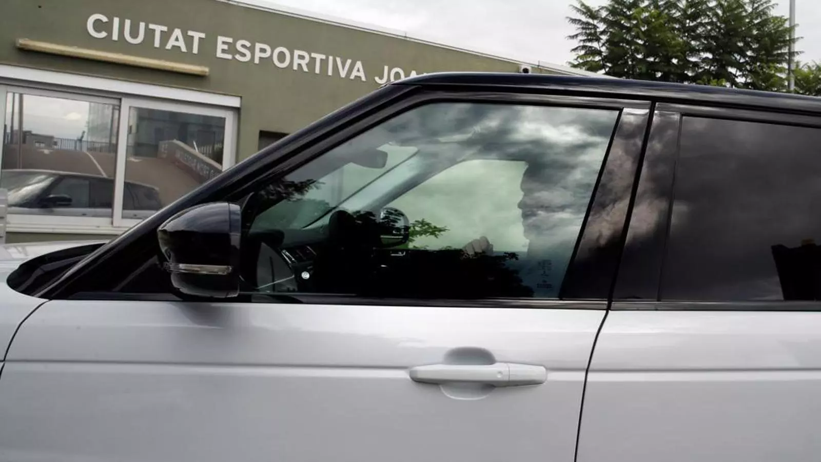 Ronald Koeman, arribant a la ciutat esportiva