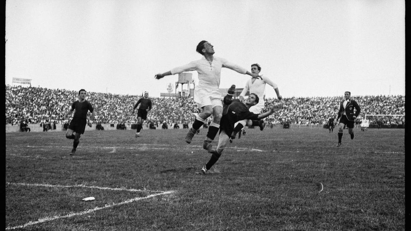 Una imagen de la final de Copa de 1936 entre el Barça y el Madrid