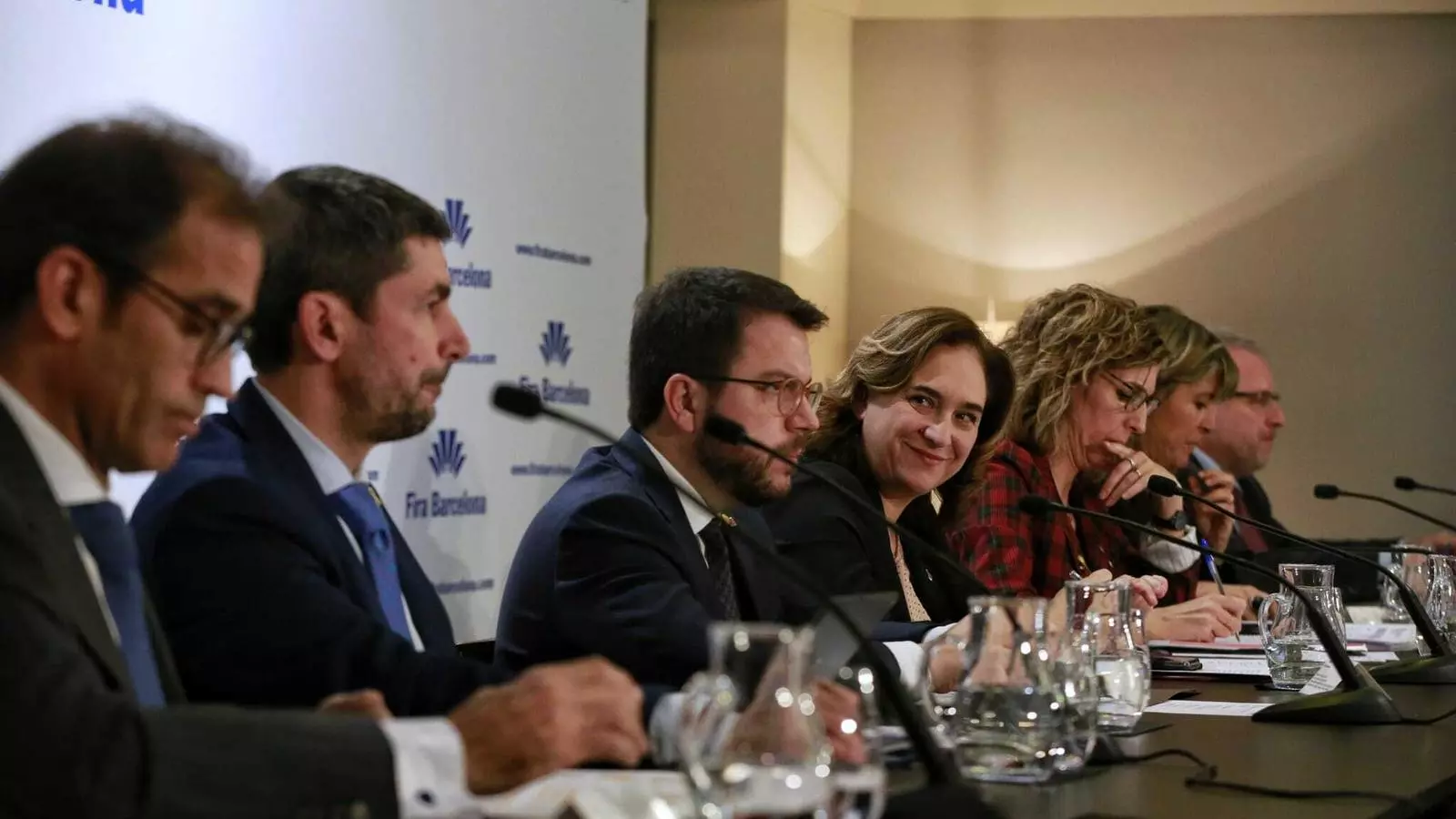Els representants de les institucions a la Fira, amb l'aldessa de Barcelona, Ada Colau, al centre.