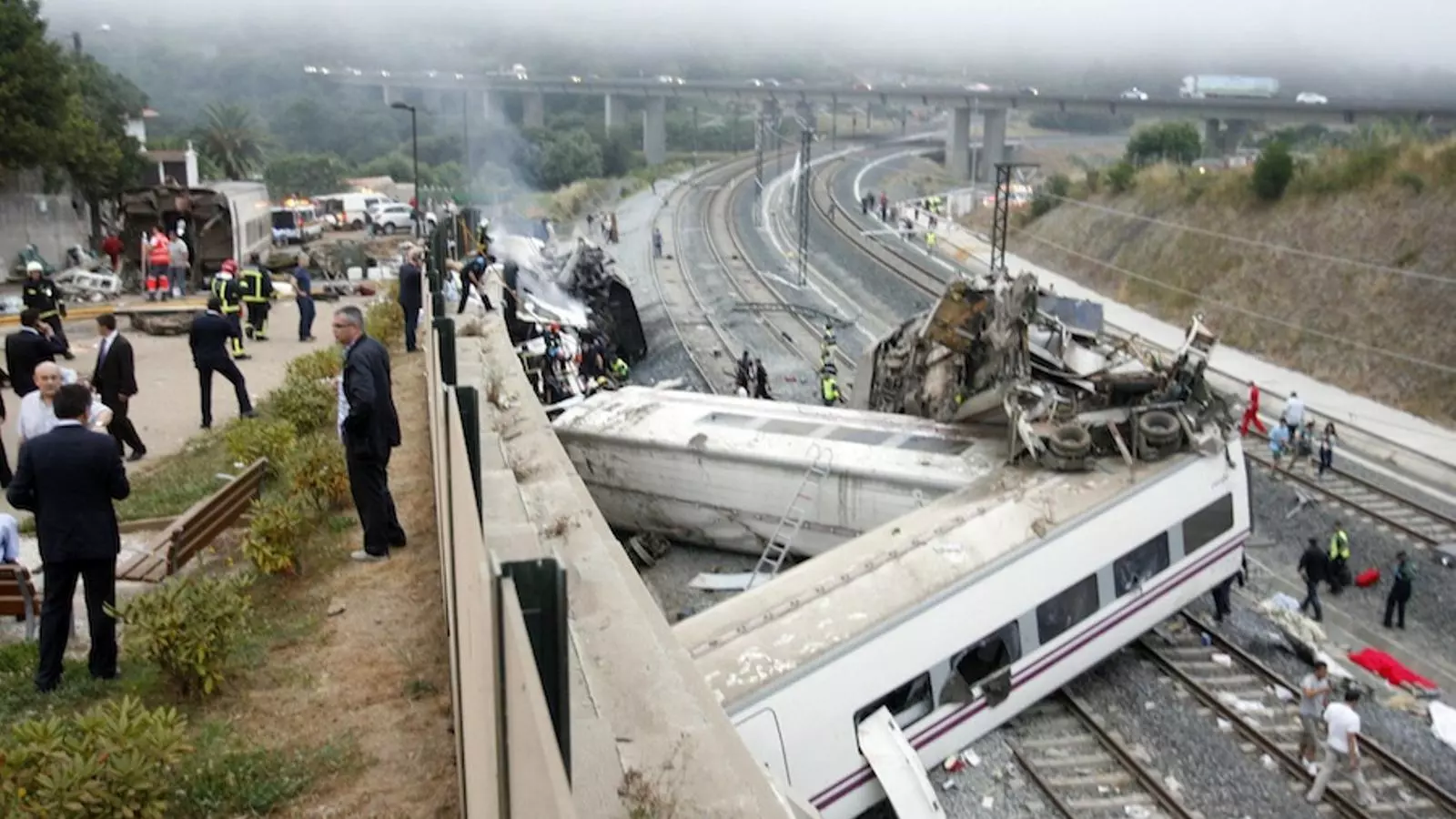 Els serveis d'emergències treballen per rescatar les víctimes del descarrilament d'un tren Alvia a Galícia / REUTERS