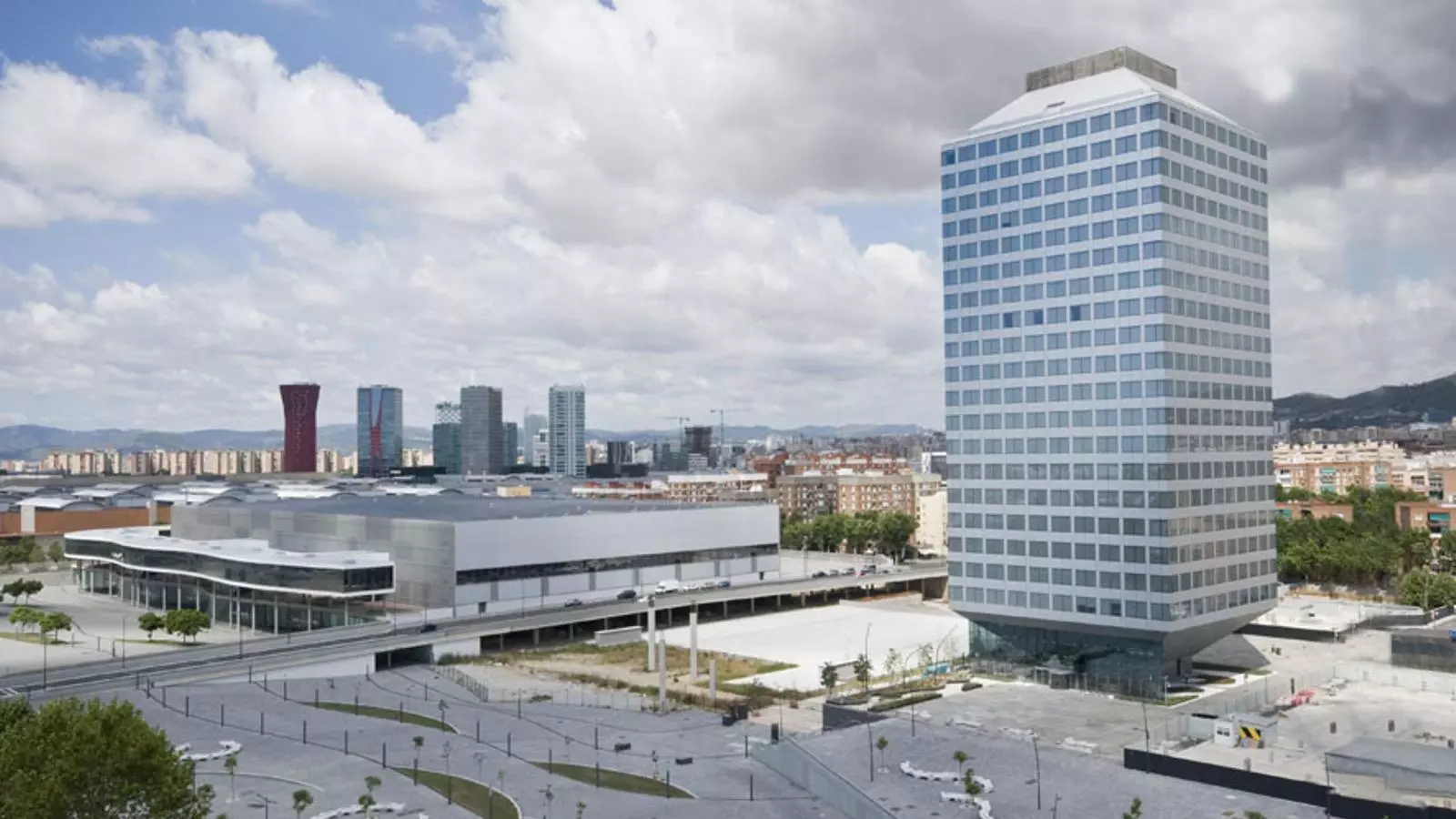La torre d'Iberdrola a la Fira comença a atraure empreses.