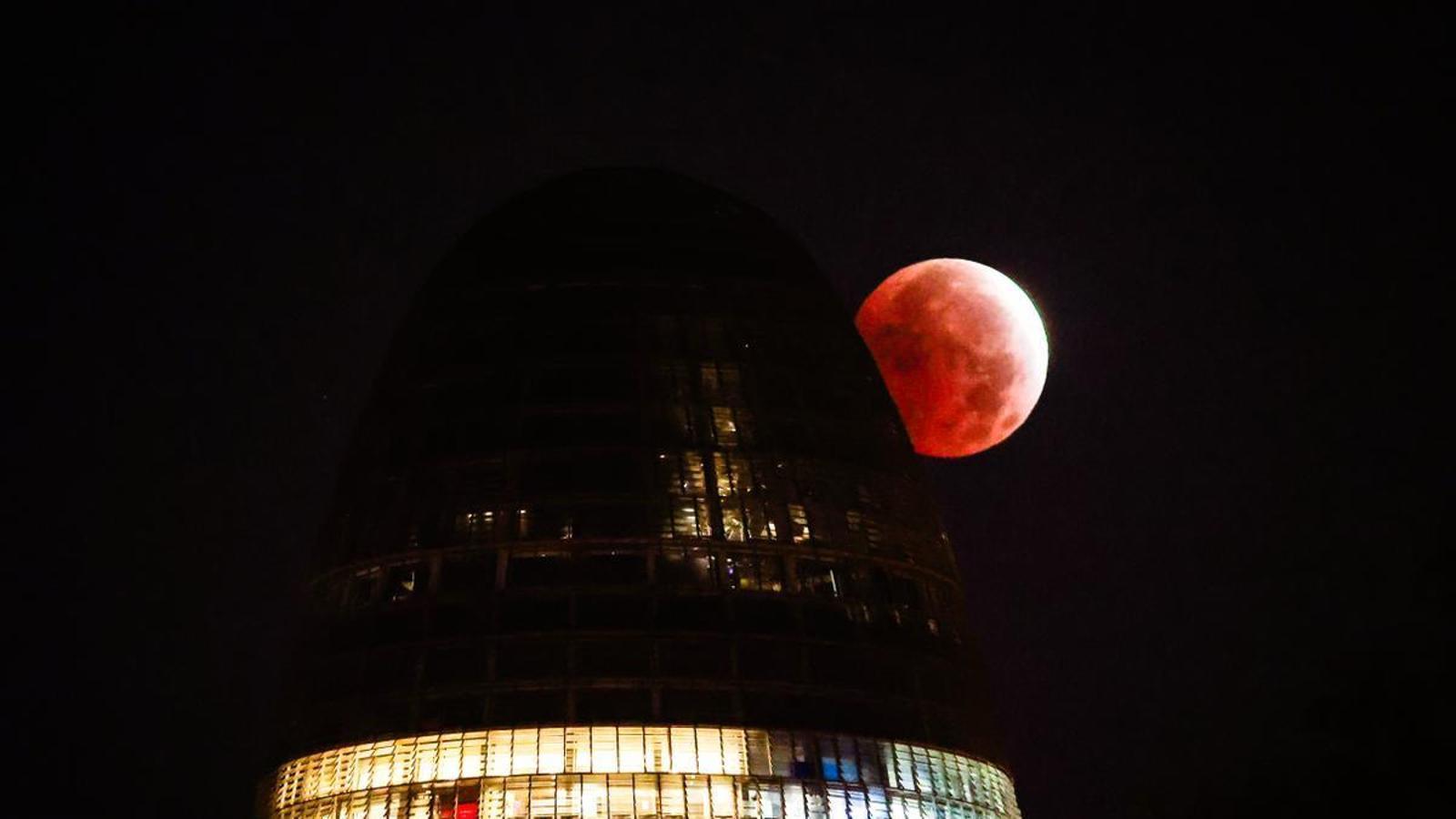 El eclipse de luna de hoy, visto desde Barcelona