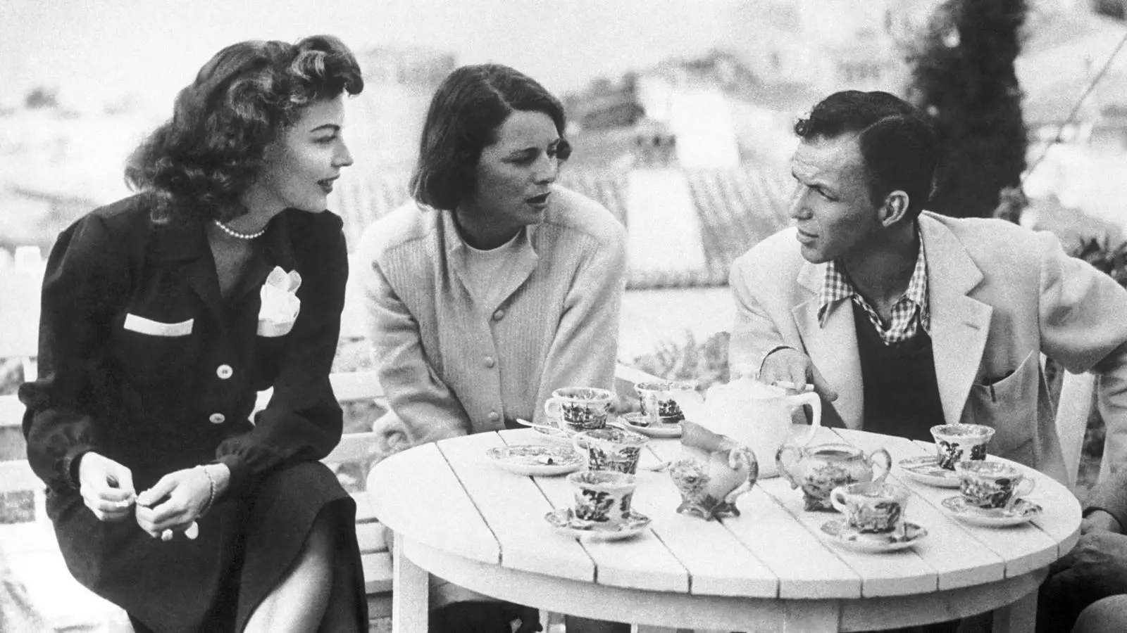 A l'esquerra, Ava Gardner i a la drera Frank Sinatra, en un cafè de Tossa de Mar, acompanyats de Doreen Grant al mig