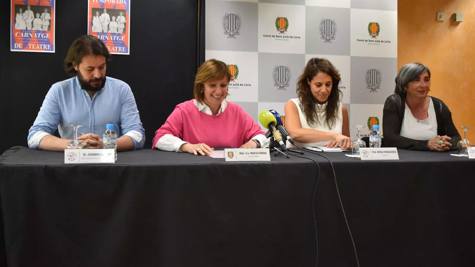 Presentació de l'obra ‘Carnatge’ de la Companyia És Grata amb el director artístic de l'espectacle, Juanma Casero; la cònsol menor de Sant Julià de Lòria, Mireia Codina; i les actrius, Rosa Porqueres i Isa Rivero.