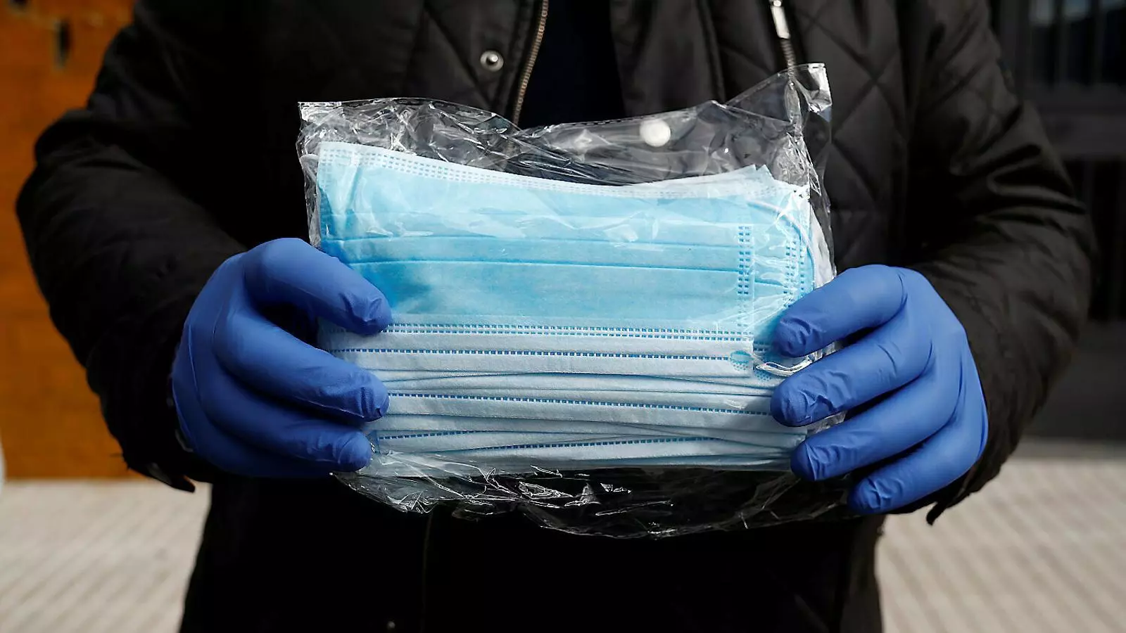 Un paquet de mascaretes per protegir-se del virus / J. NAZCA / REUTERS