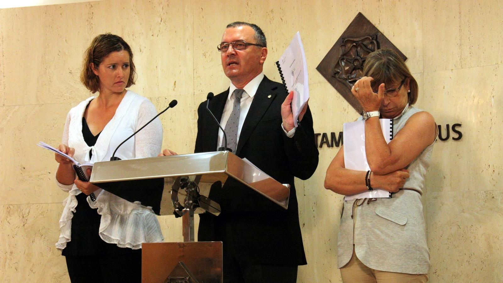 L'alcalde de Reus, Carles Pellicer, mostrant l'informe de control financer de l'interventor.