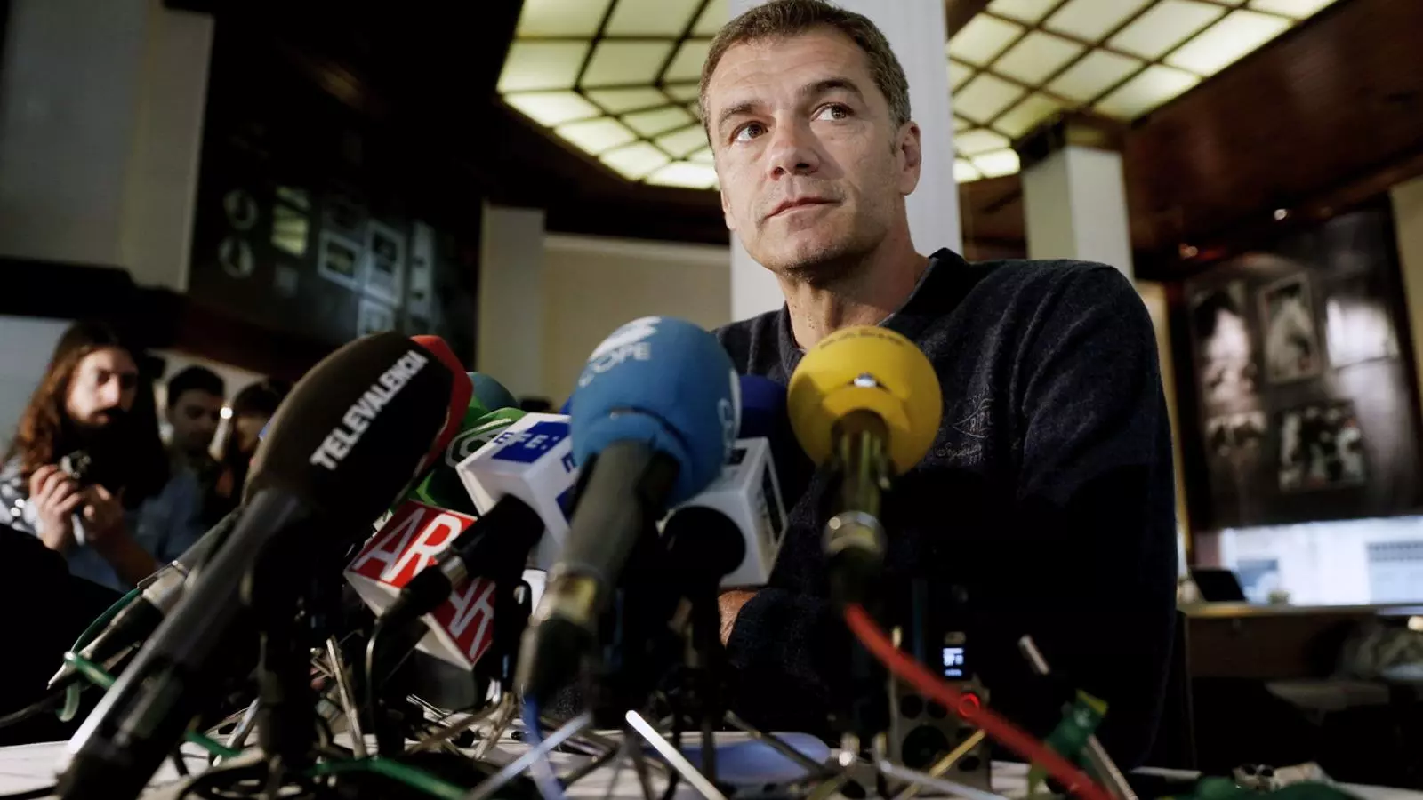 Toni Cantó ha decidit anunciar la seua renúncia a l'escó d'UPyD del Congrés en un hotel de València i no a la seu del partit. / EFE