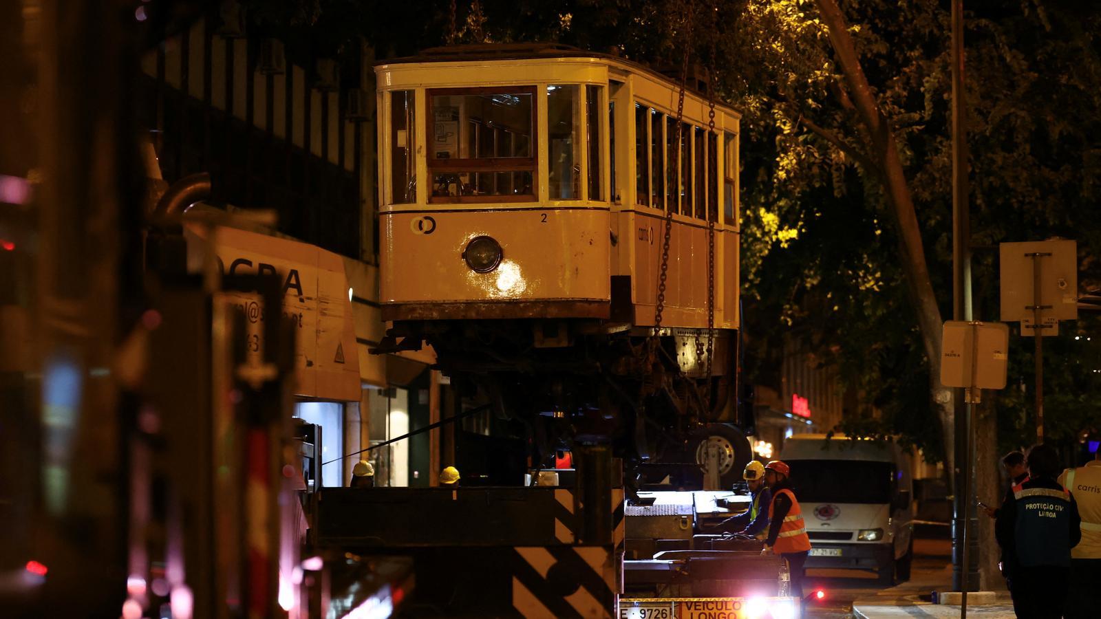 This morning, vehicle number 2 of the funicular line that had the accident was removed from the Bajada de Gloria.