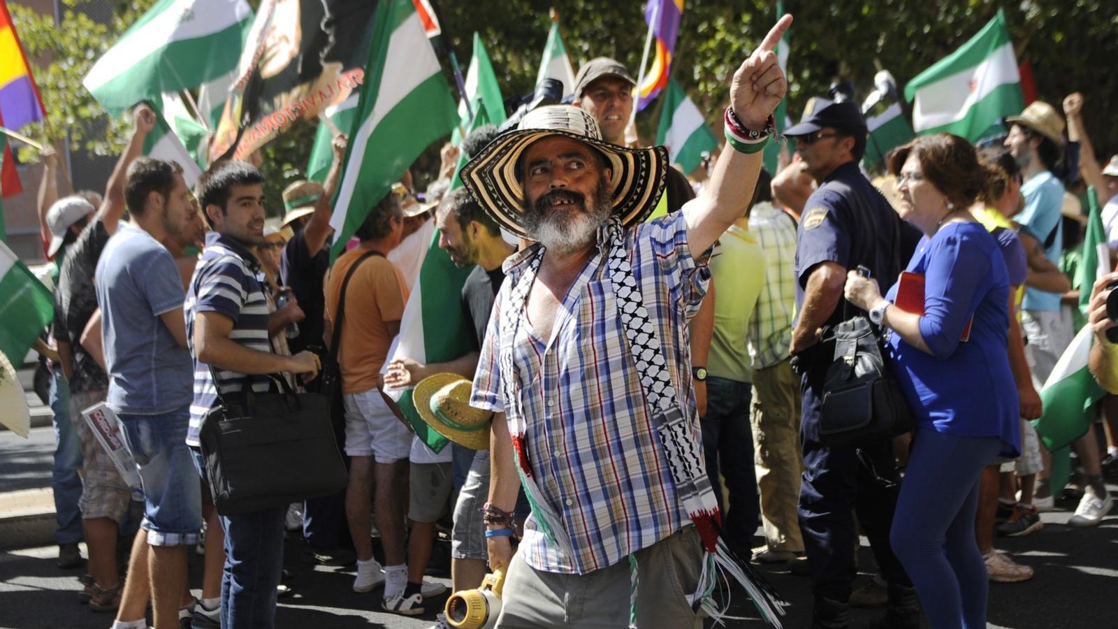 AGITACIÓ 
 01. Gordillo aquest dijous a Còrdova. 02. Els jornalers van ocupar terres del duc de Moratalla.  03. El polèmic assalt del supermercat d'Écija el 8 d'agost.