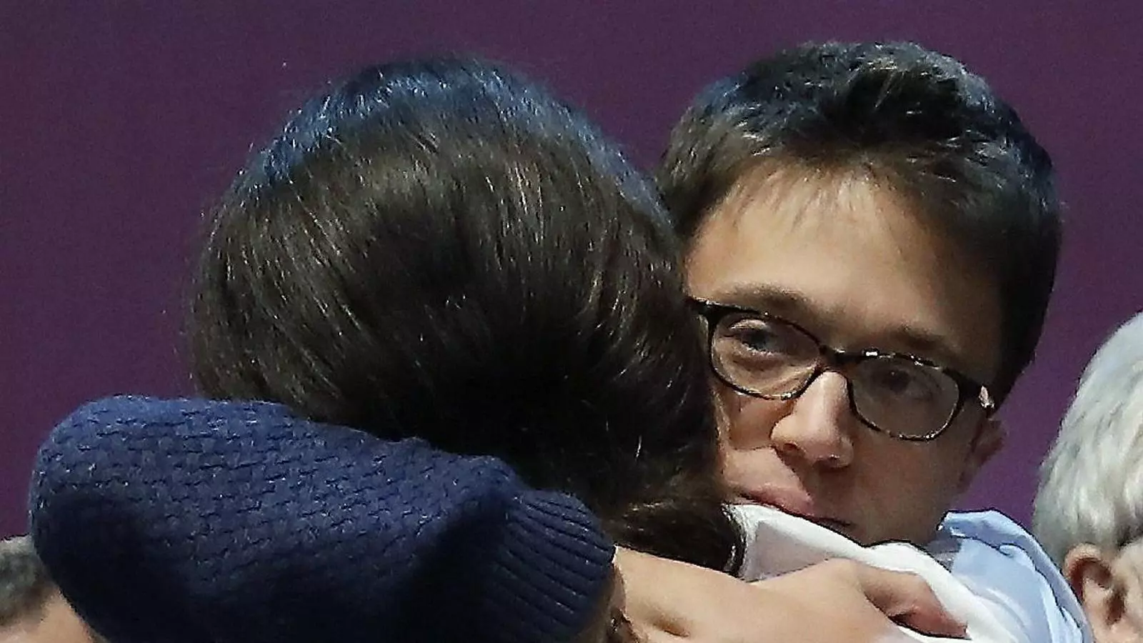 Errejón, compungit, abraçant Pablo Iglesias després de conèixer els resultats.