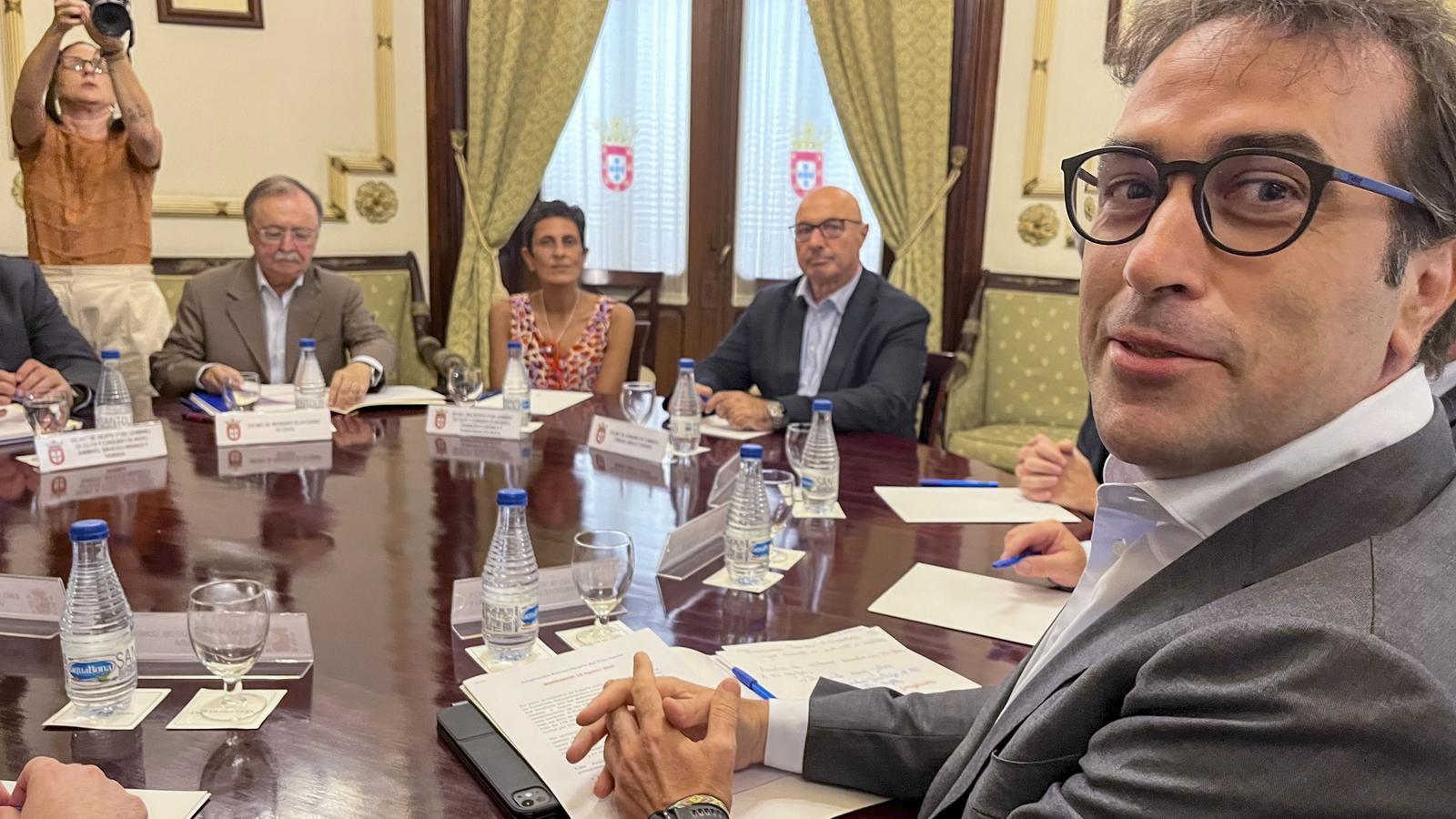 El vicepresidente primero y ministro de Economía, Carlos Cuerpo, durante su reunión con el presidente de Ceuta, Juan Jesús Vivas, el pasado lunes.