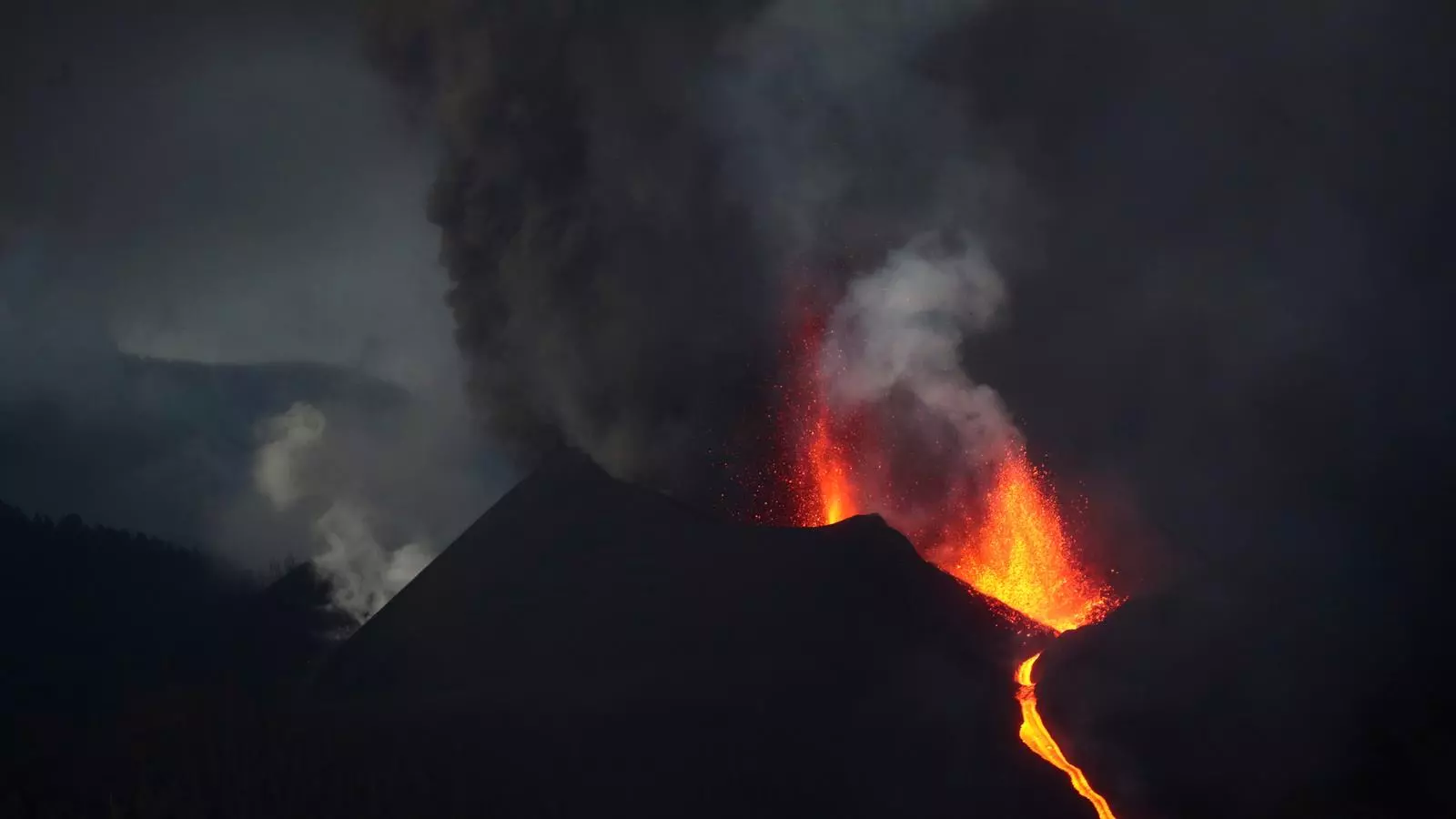 El volcán Cumbre Vieja continúa expolsant lava y ceniza.