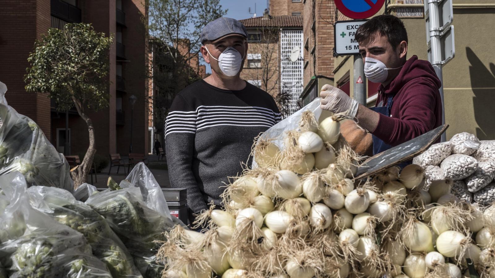 Una de les parades de verdures, avui al mercat setmanal de Martorell