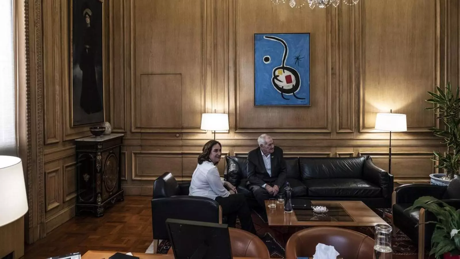 L'Alcaldessa,de Barcelona, Ada Colau, i el president del grup municipal d’ERC, Ernest Maragall, en una imatge d'arxiu d' una reunió per treballar ende pressupost municipal.