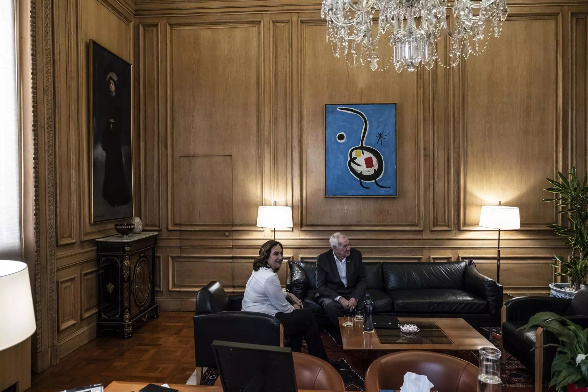 L'Alcaldessa,de Barcelona, Ada Colau, i el president del grup municipal d’ERC, Ernest Maragall, en una imatge d'arxiu d' una reunió per treballar ende pressupost municipal.