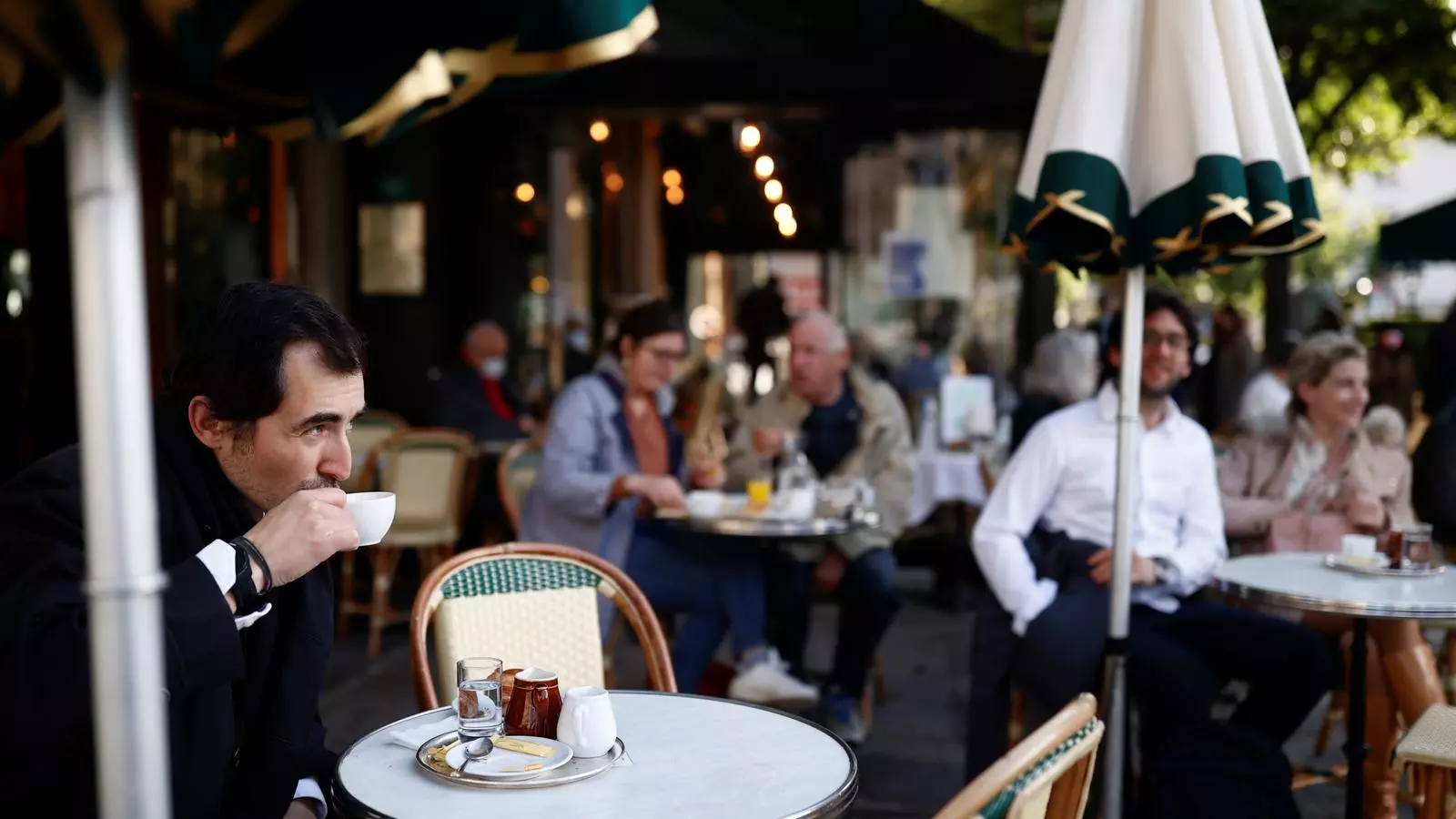 Una terraza de un café de París, llena de gente este miércoles