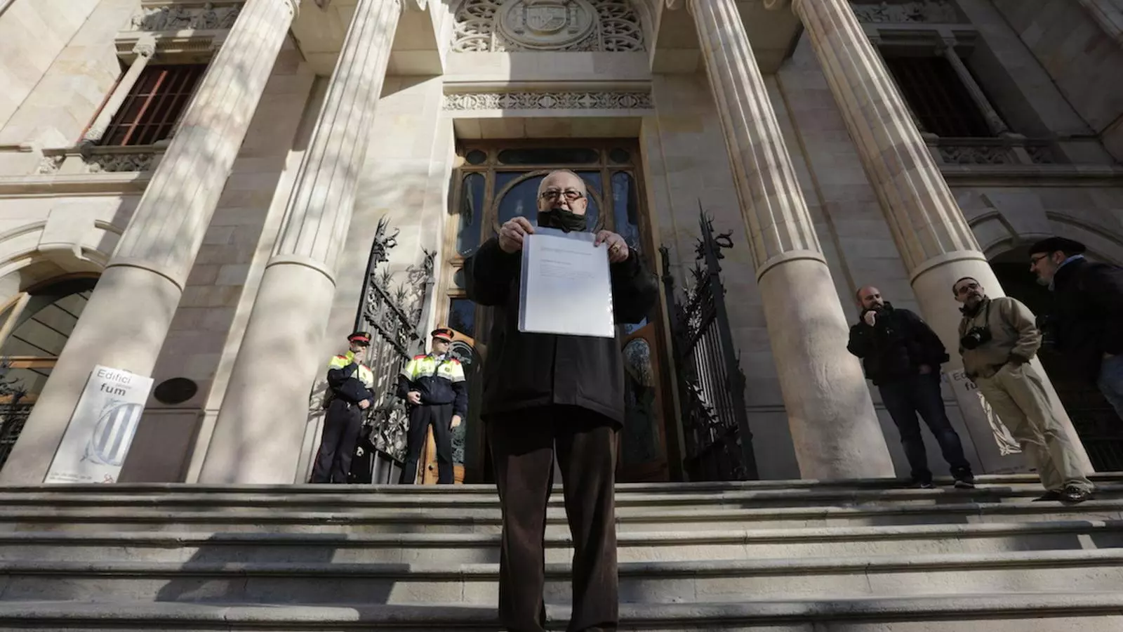 Un dels ciutadans que s'ha autoinculpat al TSJC pel 9-N mostra el 'rebut' que li han donat al tribunal / CRISTINA CALDERER