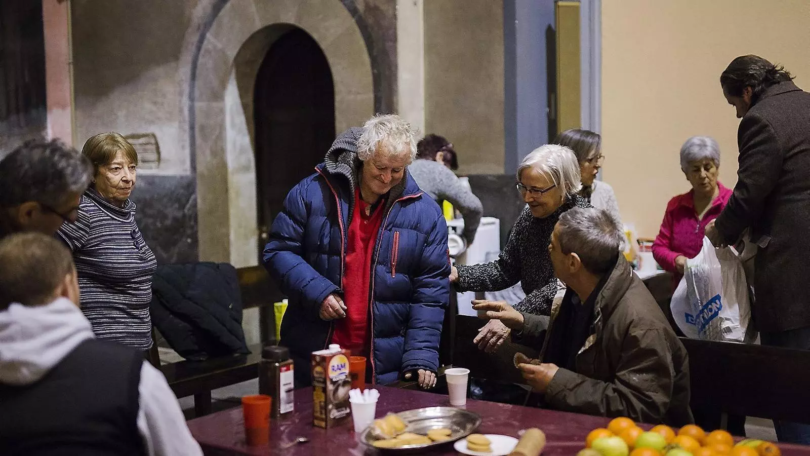 Persones sense sostre que dormen a l’església de Santa Anna ateses per voluntaris.