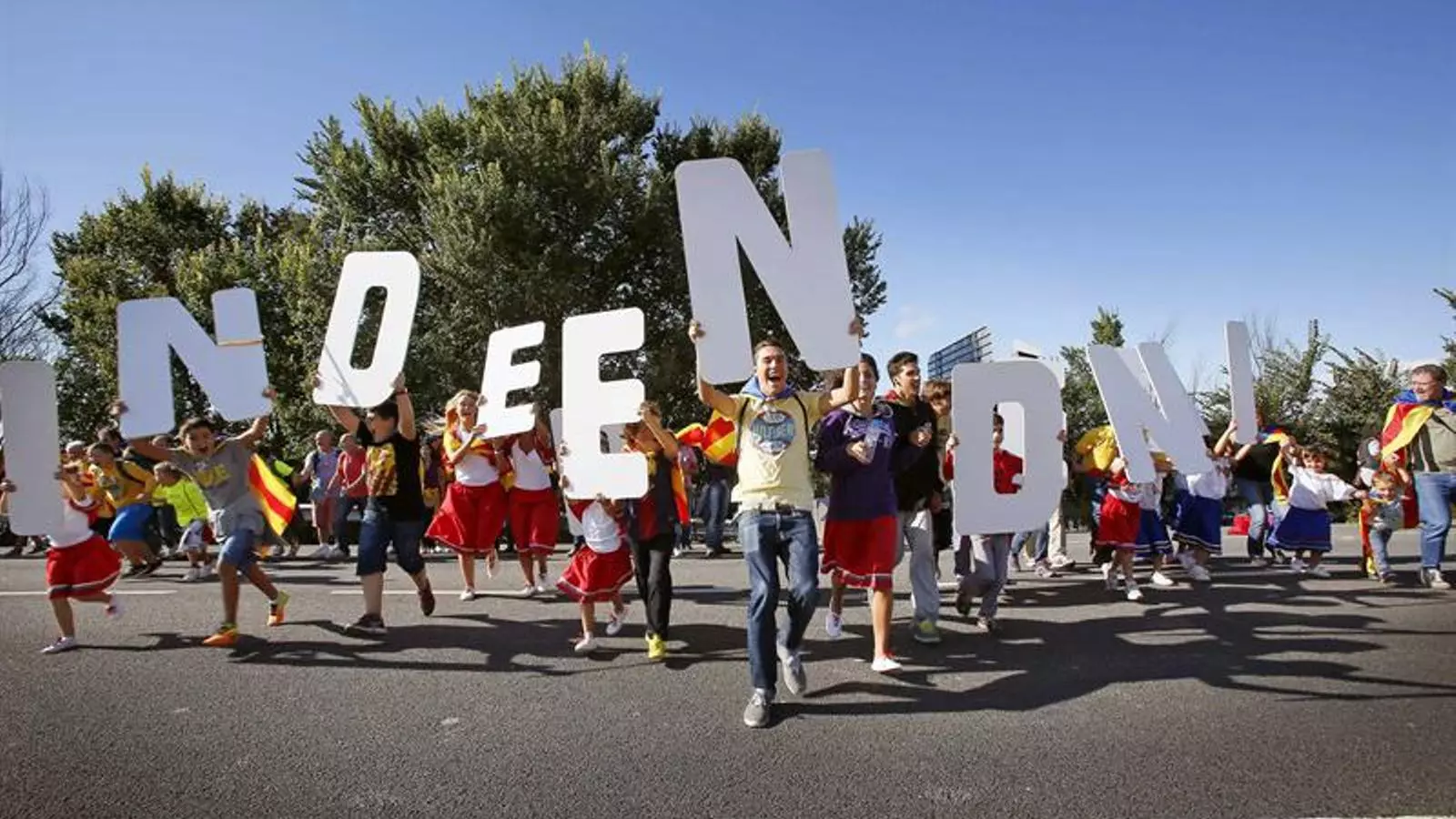 Via Catalana: ambient festiu a la carretera que uneix Avinyonet del Penedès i Cantallops / EFE