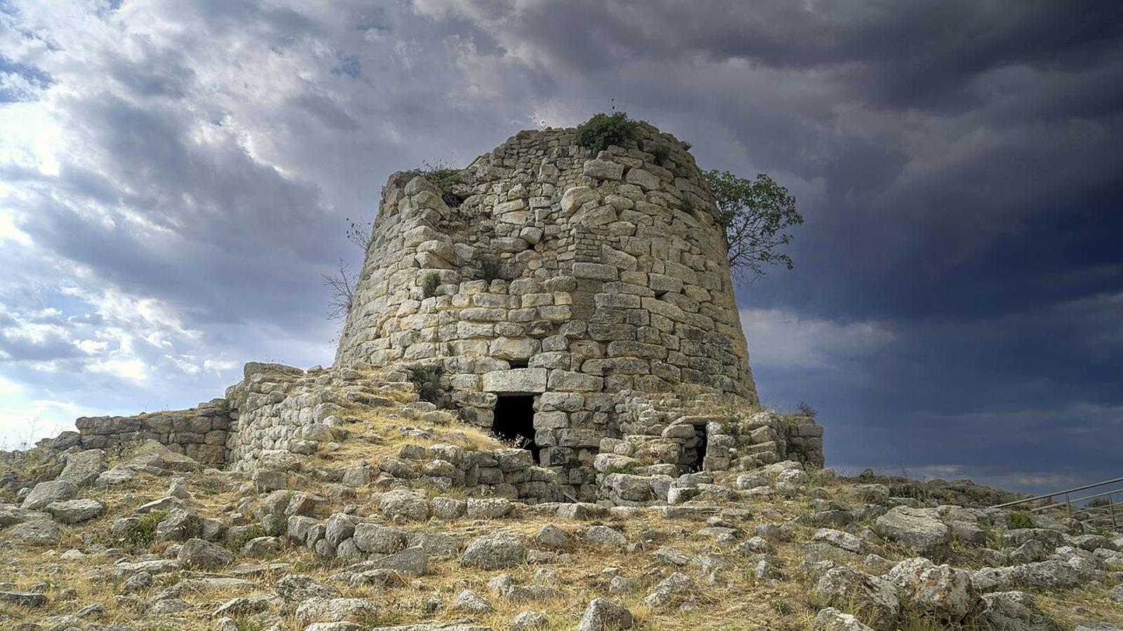Una imagen de un 'nuraghe', construcción de piedra típica de Cerdeña