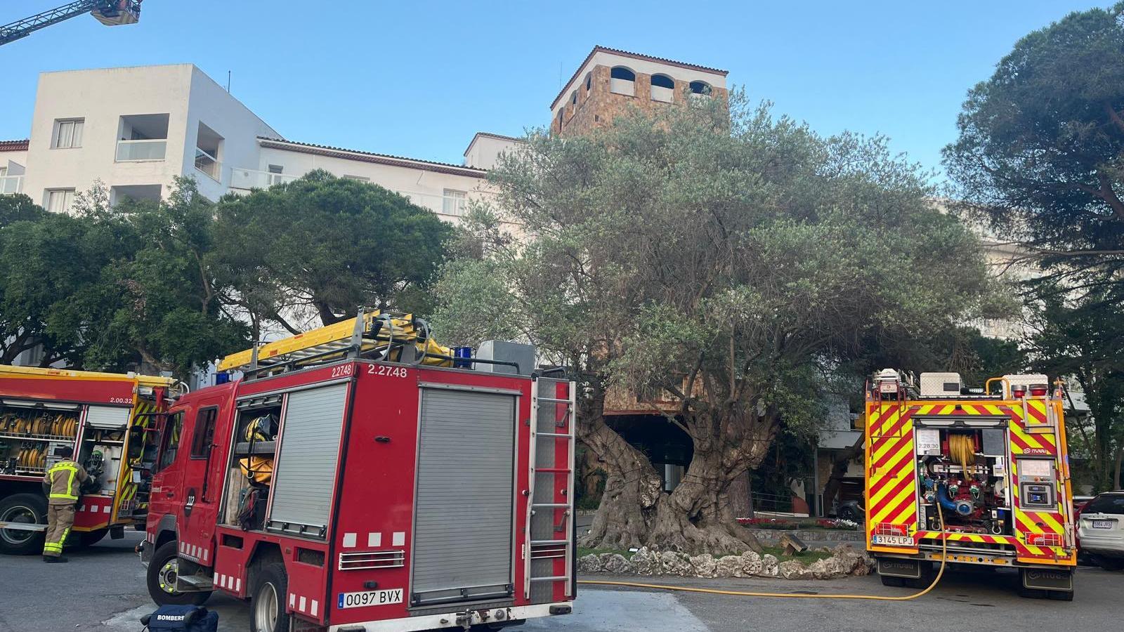 Firefighters acting in a fire at a hotel in Platja d'Aro.