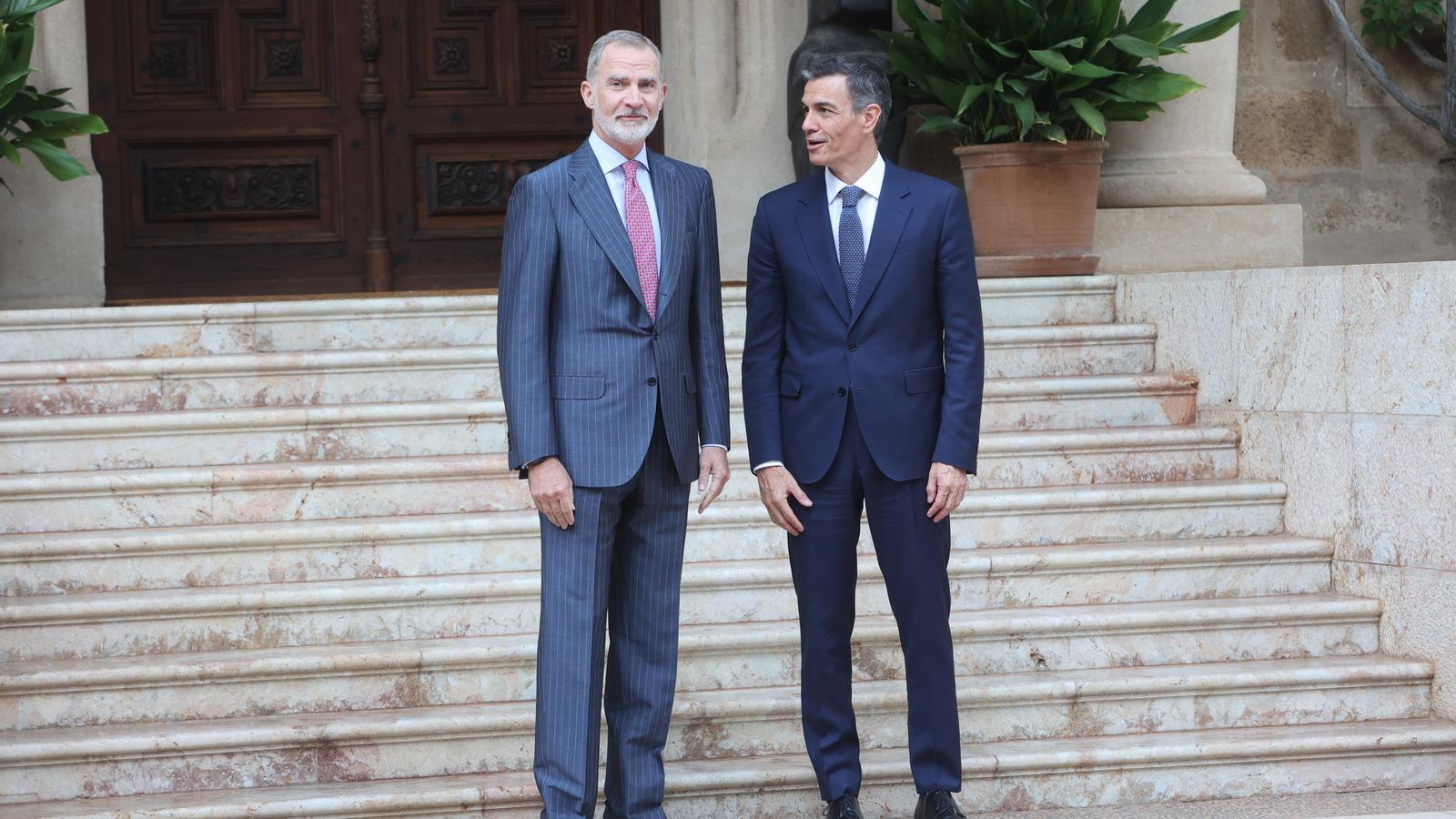 El rei Felip VI i el president del Govern espanyol, Pedro Sánchez, al palau de Mariven l'agost de 2025.