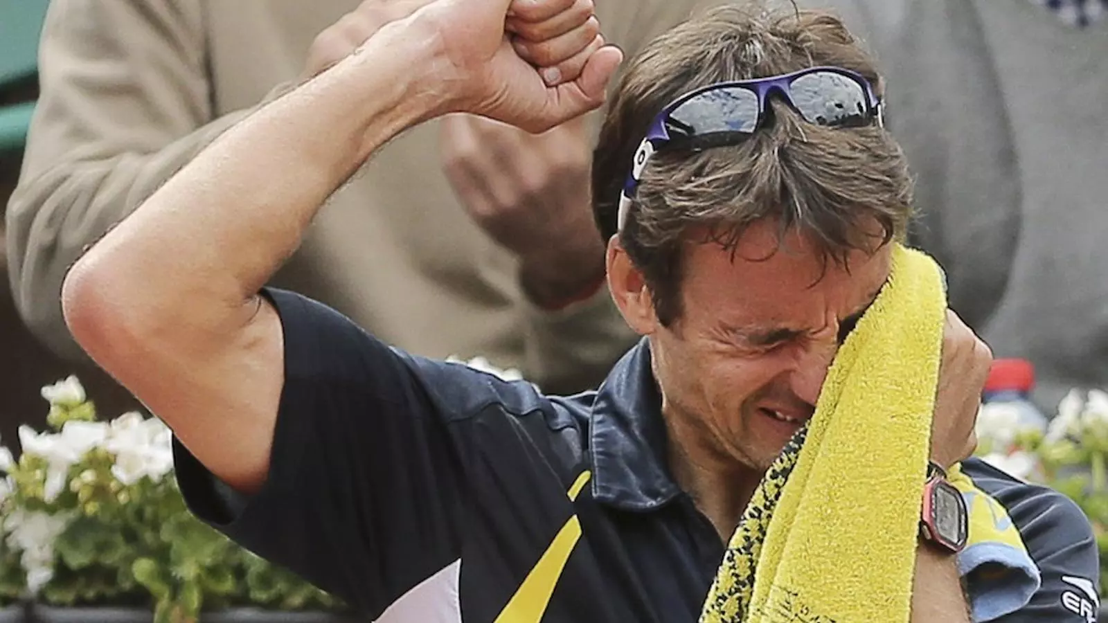 Tommy Robredo, emocionat després de classificar-se per als quarts de final de Roland Garros / STEPHANE MAHE / REUTERS