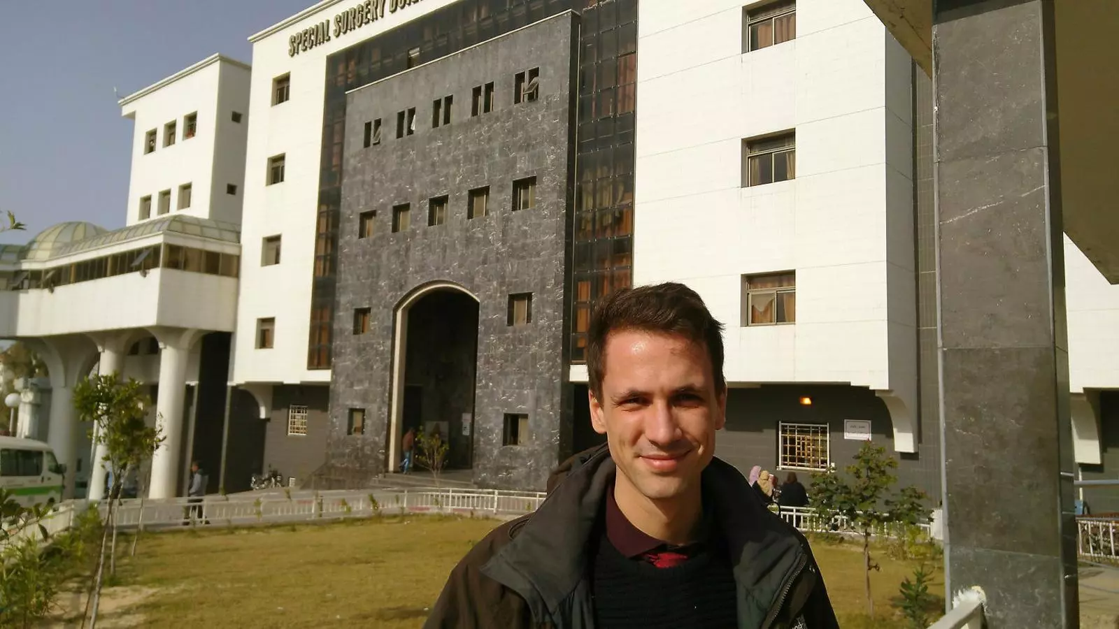 L’estudiant de medicina
Riccardo Corradini davant del departament de cirurgia de l’Hospital d’Al-Shifa, a Gaza.