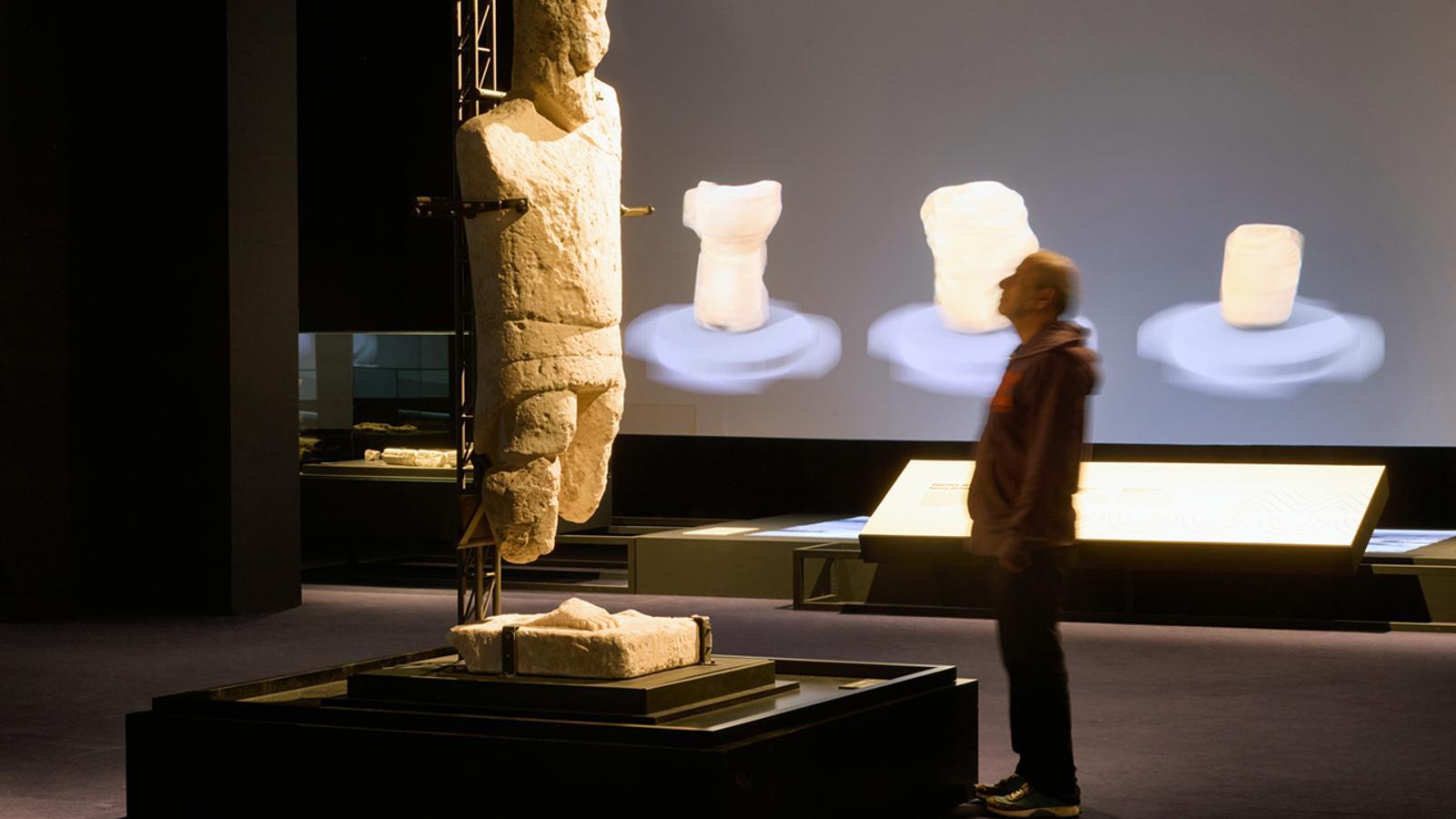 Mannedu, “il pugilatore”, a 300-kilo sculpture representing a fighter.