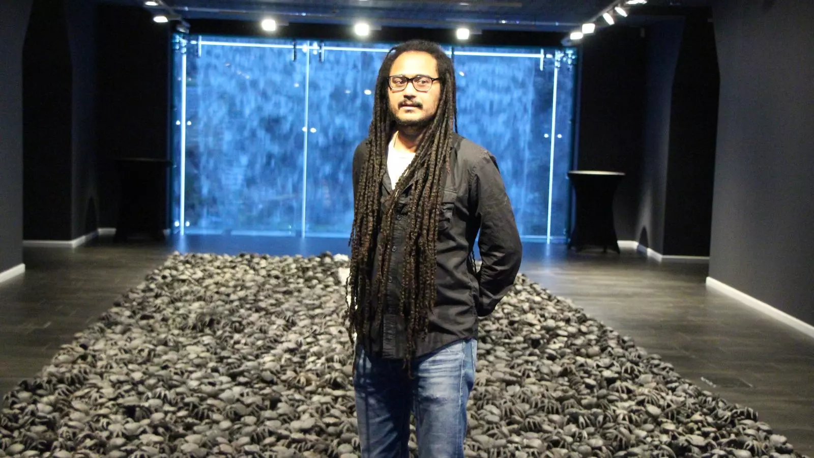 Javier Balmaseda davant de la seva obra. / C. A.
