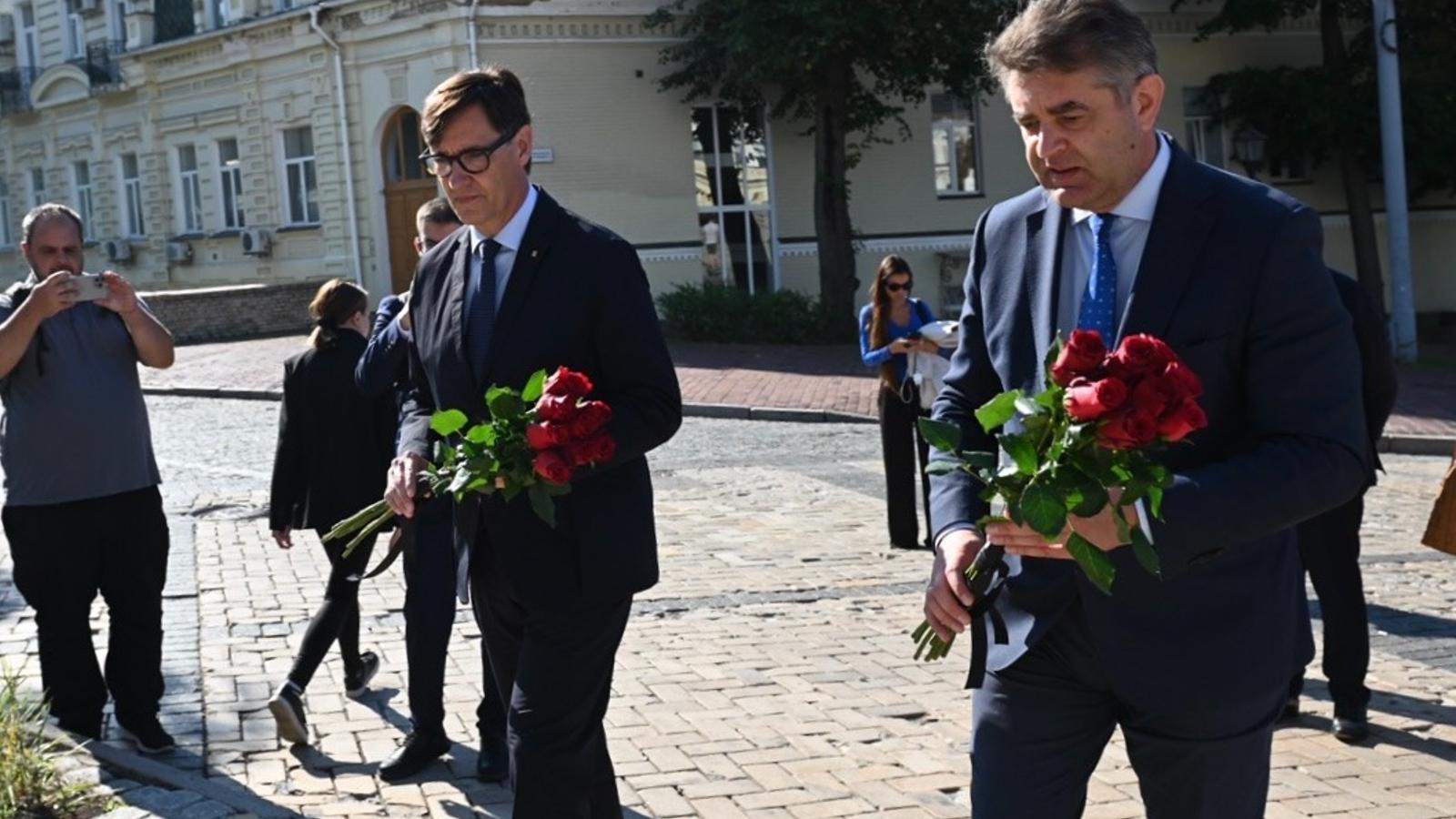 El presidente de la Generalitat, Salvador Illa, en la entrega floral en Kiev.