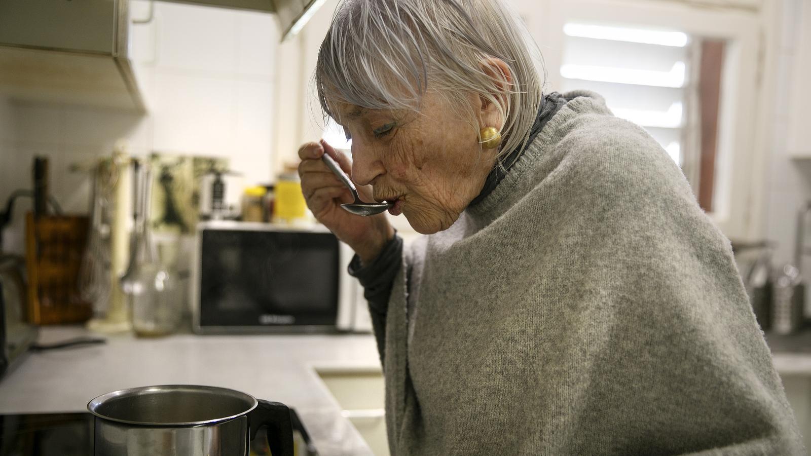 Pilarín Bayés, preparando una sopa para la comida