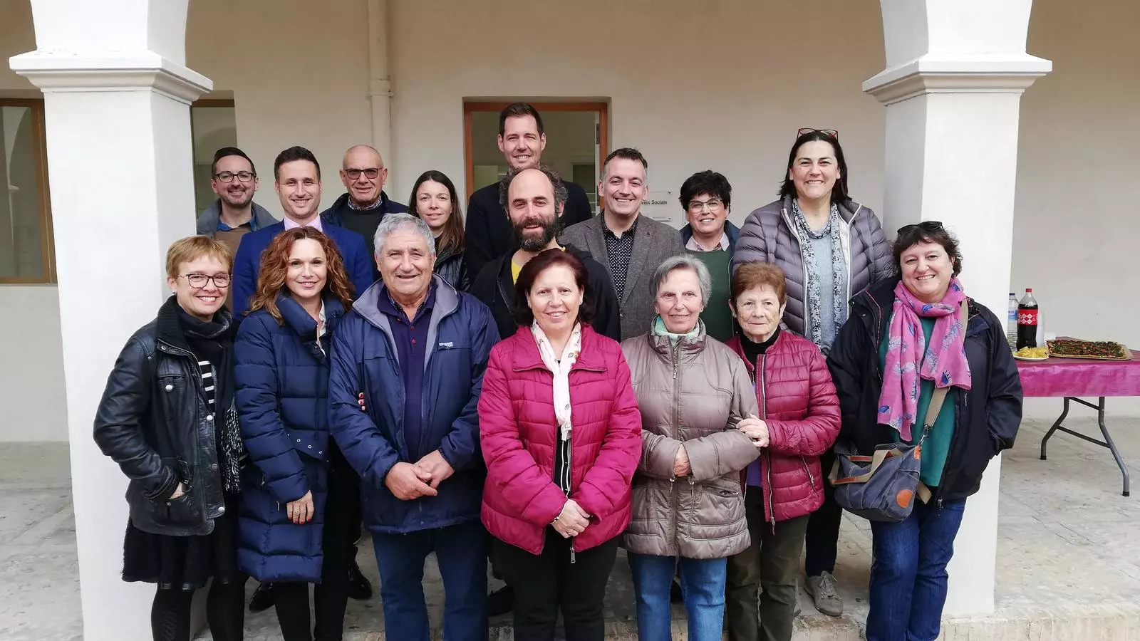 Les treballadores amb representants municipals i de la Caixa, a Can Bril.