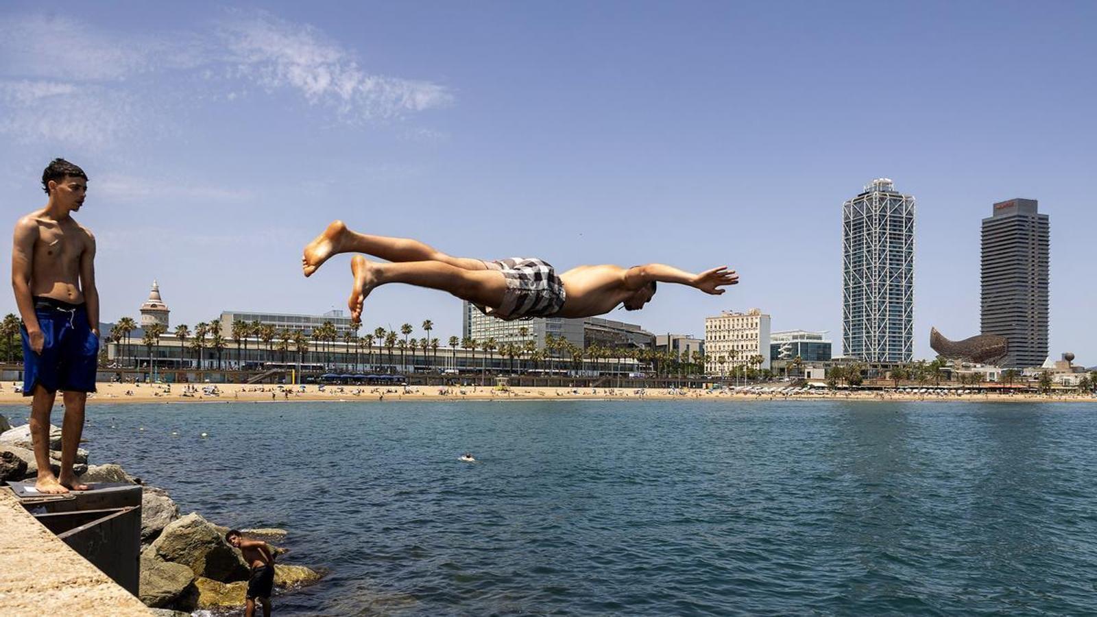 Jóvenes en la playa de la Barceloneta.